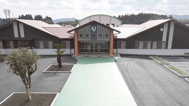 新鶴田小学校が完成